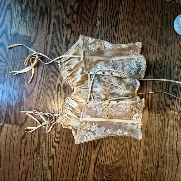 Two piece v Chatman set - Picture 4 of 4